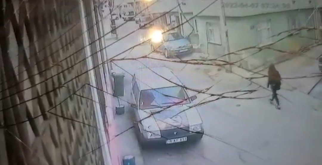 Bursa’da yolda yürüyen genç kız köpeğin saldırısına uğradı Bursa’da sabah saatlerinde okula gitmek isteyen genç kız sokak köpeğinin saldırısına uğradı. O anlar güvenlik kamerasına yansıdı. Olay, dün sabah ...