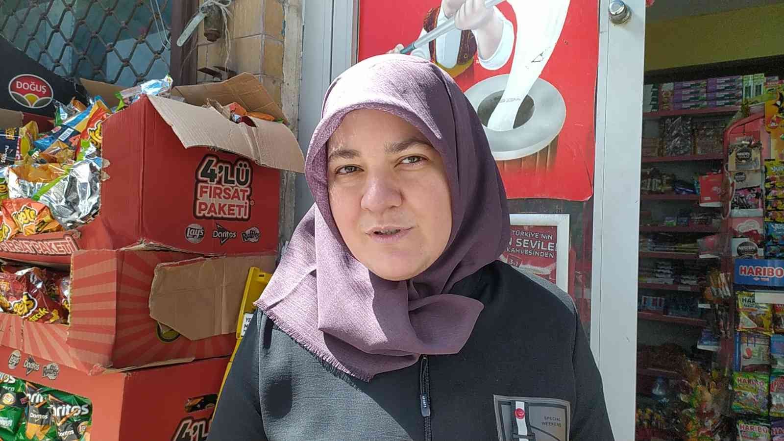 Bursa’da yolda yürüyen genç kız köpeğin saldırısına uğradı Bursa’da sabah saatlerinde okula gitmek isteyen genç kız sokak köpeğinin saldırısına uğradı. O anlar güvenlik kamerasına yansıdı. Olay, dün sabah ...