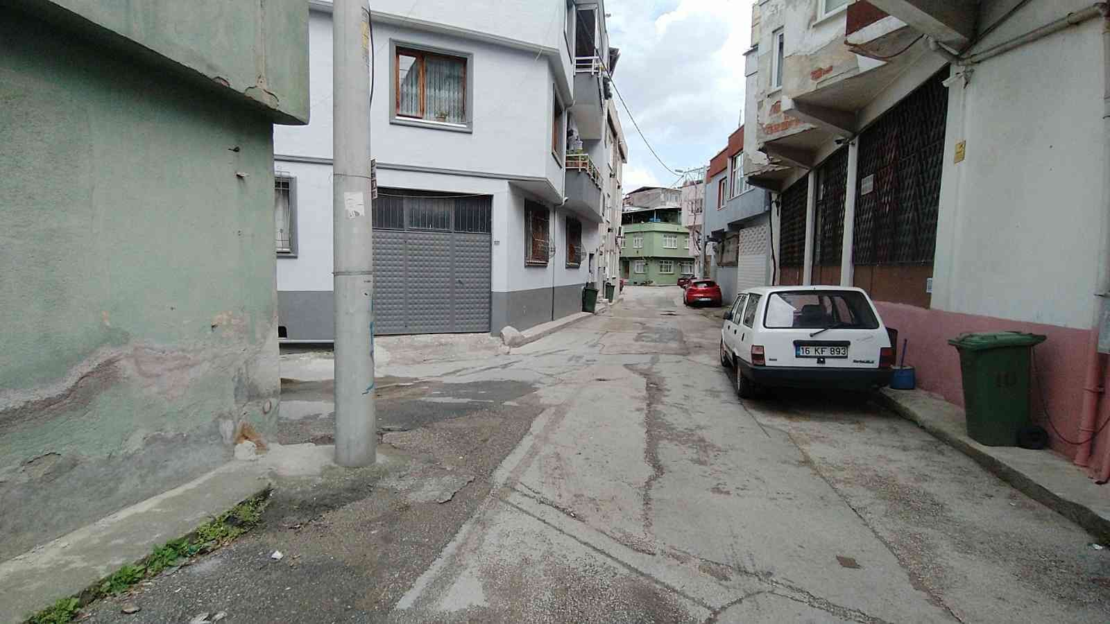 Bursa’da yolda yürüyen genç kız köpeğin saldırısına uğradı Bursa’da sabah saatlerinde okula gitmek isteyen genç kız sokak köpeğinin saldırısına uğradı. O anlar güvenlik kamerasına yansıdı. Olay, dün sabah ...