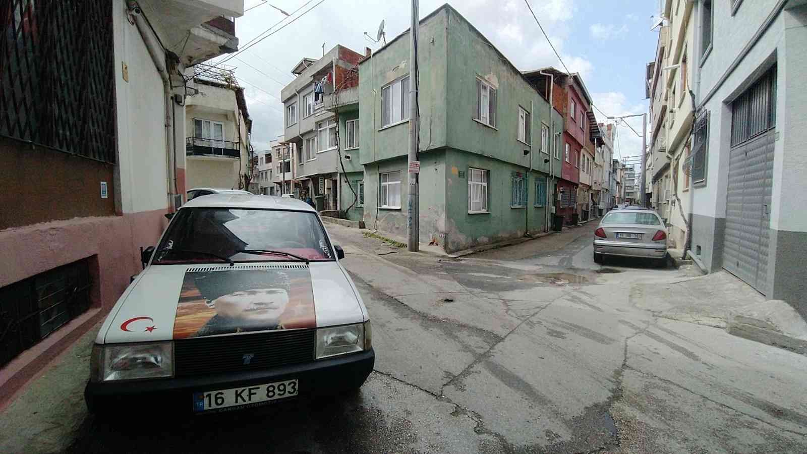 Bursa’da yolda yürüyen genç kız köpeğin saldırısına uğradı Bursa’da sabah saatlerinde okula gitmek isteyen genç kız sokak köpeğinin saldırısına uğradı. O anlar güvenlik kamerasına yansıdı. Olay, dün sabah ...