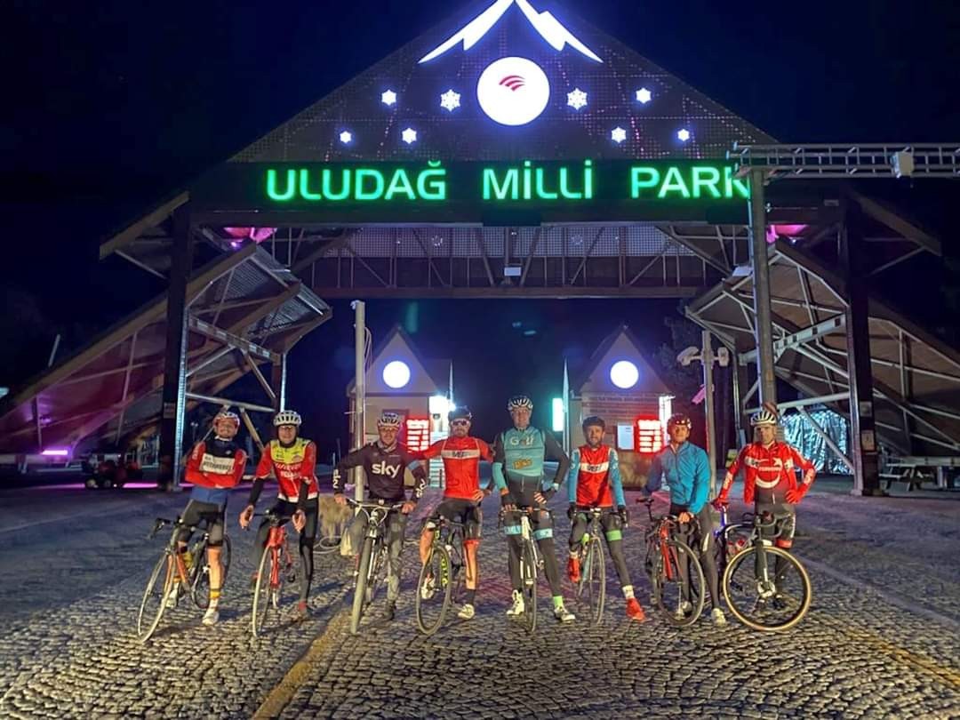 Bursalı bisikletçiler iftardan sahura pedal çevirdi. Bursalı bisiklet tutkunları iftardan sonra Türkiye’nin en önemli kış ve doğa turizmi bölgesi olan Uludağ’a pedal çevirdi. Bursa’da bisiklet ...