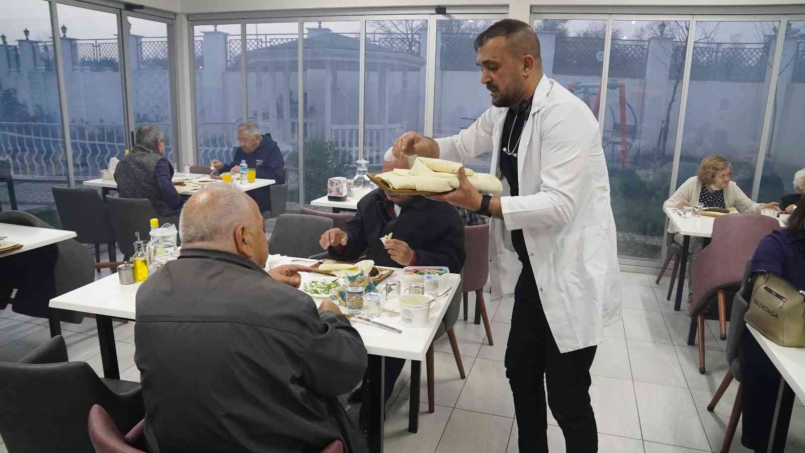 Bursalı fenomen ciğer ustası huzur evi sakinlerini unutmadı Bursa’da fenomen ciğer ustası Ali Koçak, mangal kurduğu huzur evi sakinlerine verdiği iftar yemeğiyle gönüllerini kazandı. Nilüfer ilçesindeki ...