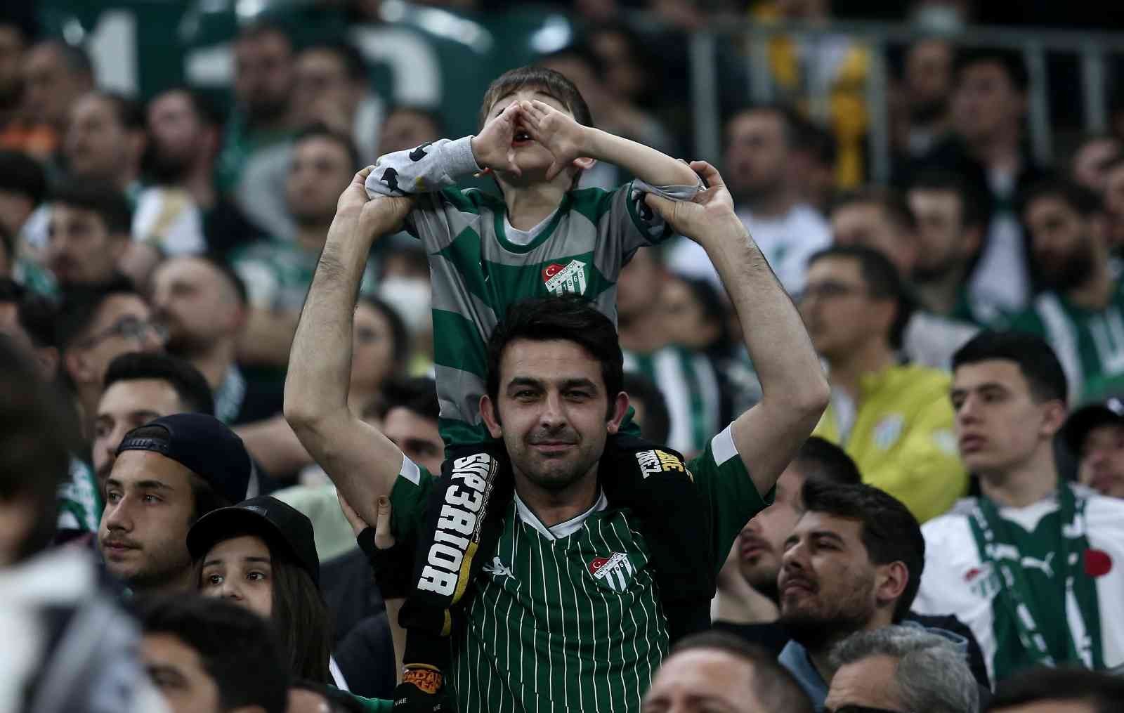 Bursaspor - Gençlerbirliği maçı biletleri satışa çıktı Bursaspor’un Salı günü konuk edeceği Gençlerbirliği maçının biletleri satışa çıktı. 5 TL’den başlayan kale arkası biletler yine kadın ve 18 yaş ...