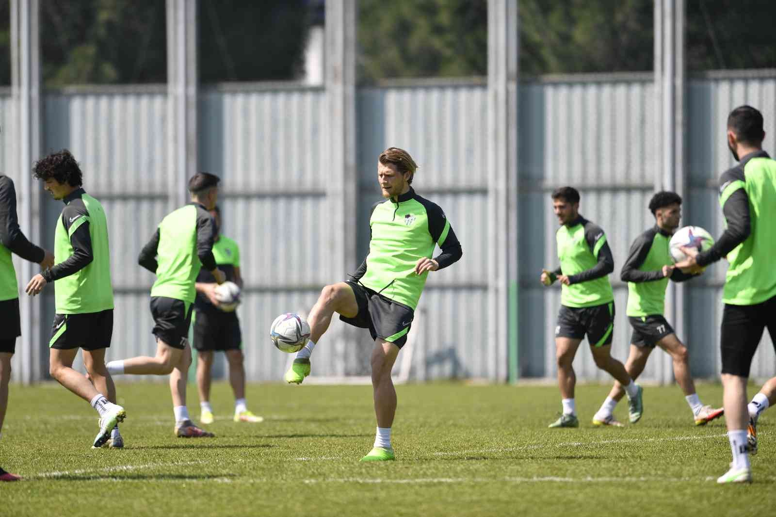 Bursaspor’da Gençlerbirliği maçı hazırlıkları devam ediyor Bursaspor, Salı akşamı saat 18.00’de oynayacağı Gençlerbirliği maçı hazırlıklarına yaptığı antrenmanla devam etti. Yeşil-beyazlı futbolcularının ...