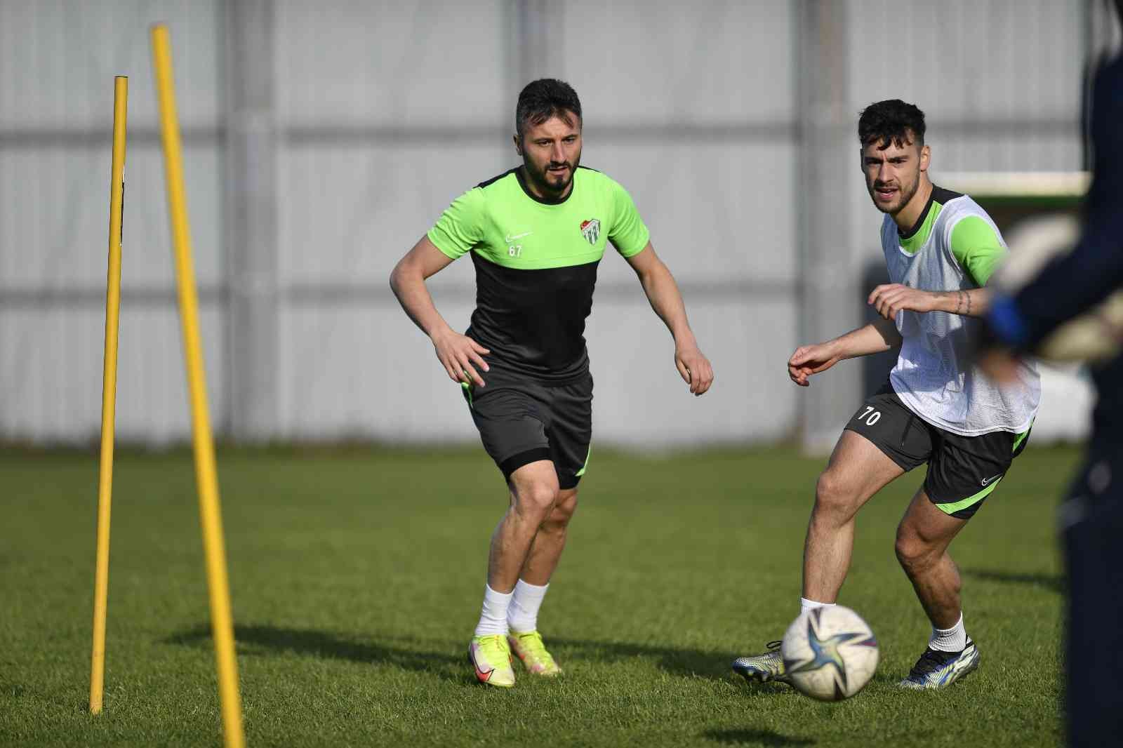 Bursaspor’da Kocaelispor maçı hazırlıkları başladı Bursaspor, Ankara Keçiörengücü mağlubiyeti sonrası ara vermeden Kocaelispor maçı hazırlıklarına bugün yaptığı antrenmanla başladı. Yeşil-beyazlı ...