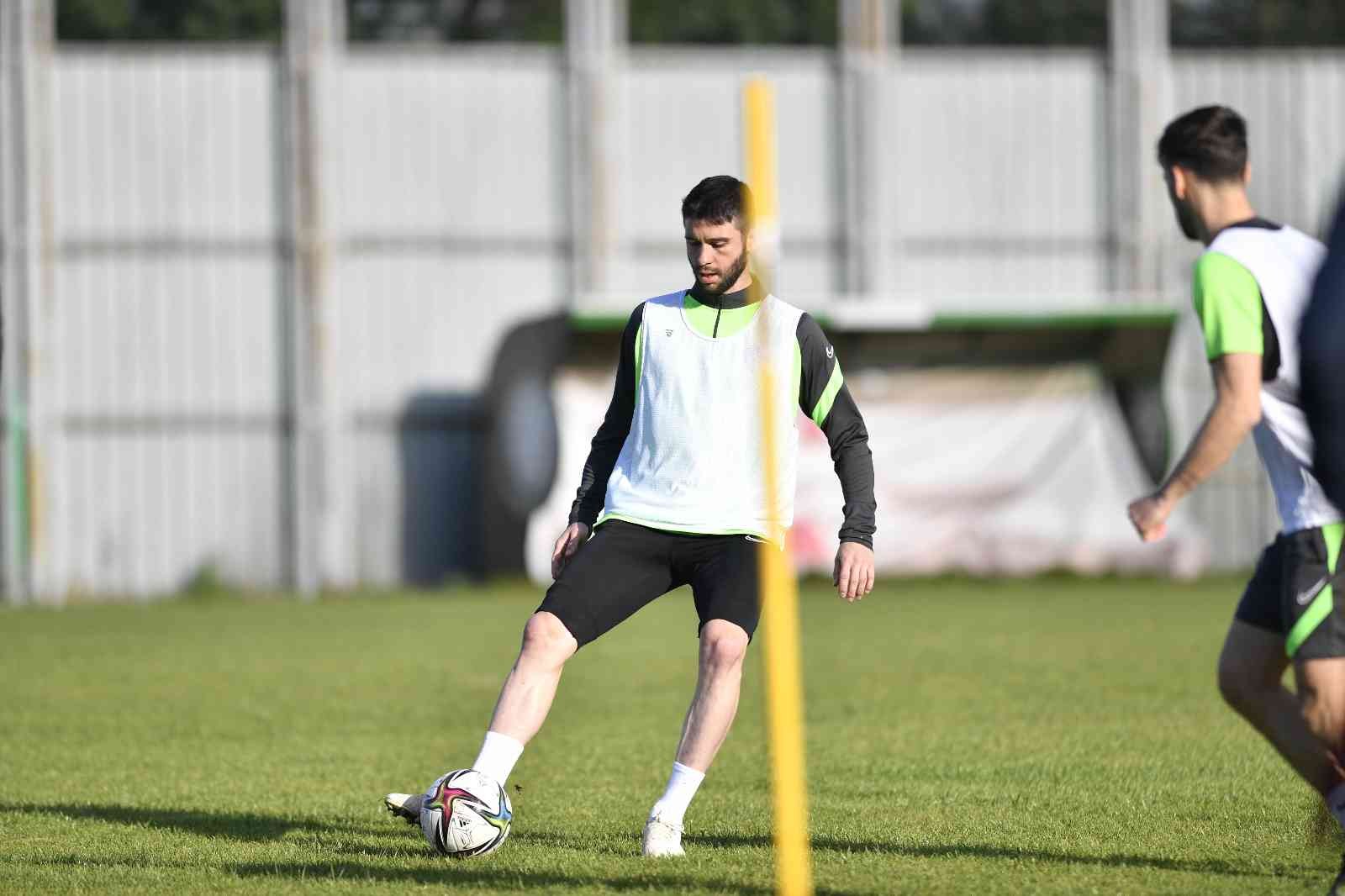 Bursaspor’da Kocaelispor maçı hazırlıkları başladı Bursaspor, Ankara Keçiörengücü mağlubiyeti sonrası ara vermeden Kocaelispor maçı hazırlıklarına bugün yaptığı antrenmanla başladı. Yeşil-beyazlı ...