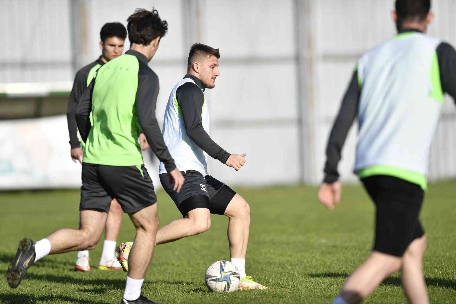 Bursaspor’da Kocaelispor maçı hazırlıkları başladı Bursaspor, Ankara Keçiörengücü mağlubiyeti sonrası ara vermeden Kocaelispor maçı hazırlıklarına bugün yaptığı antrenmanla başladı. Yeşil-beyazlı ...