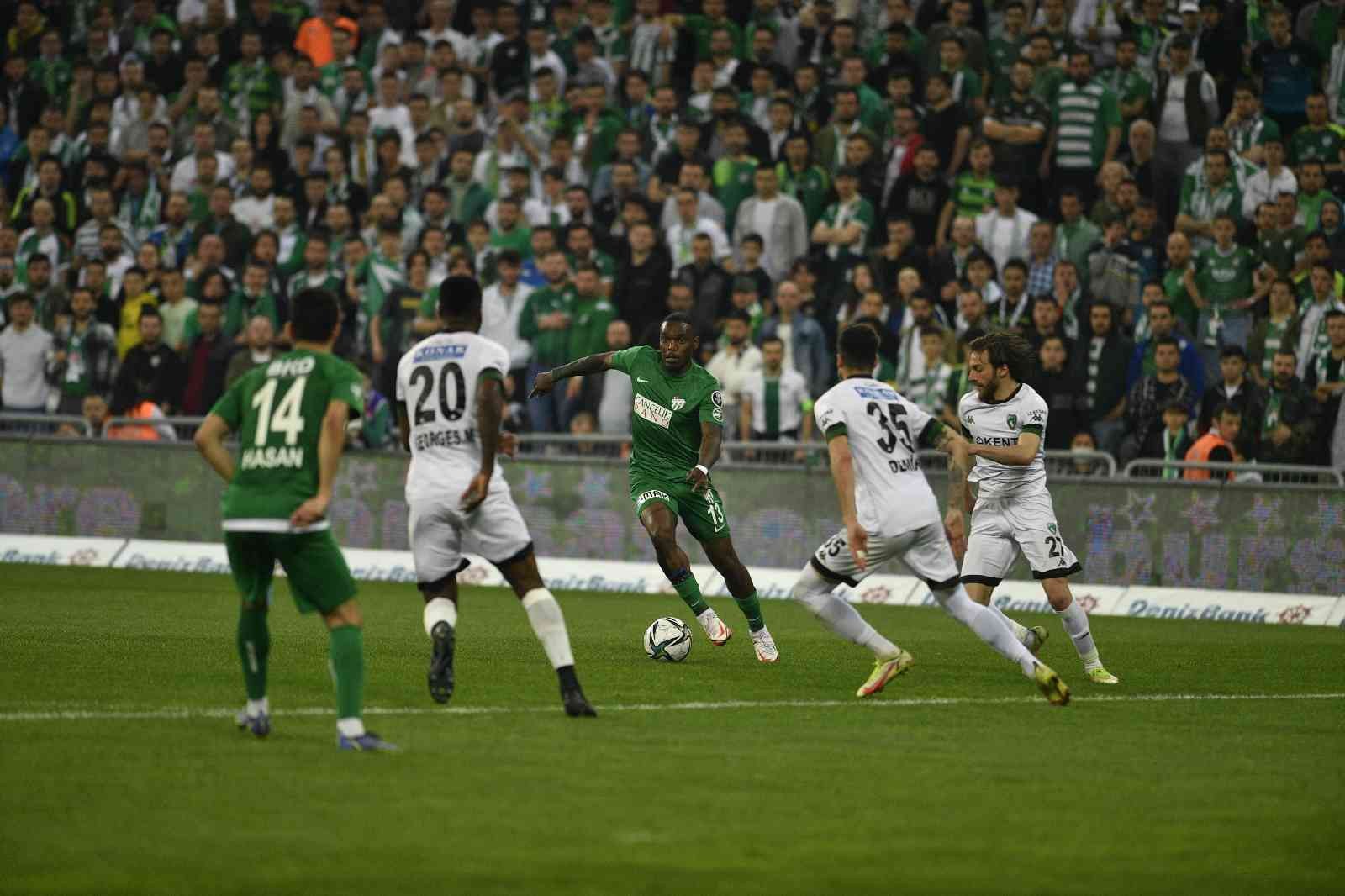 Bursaspor’da Thievy Bifouma süresiz kadro dışı bırakıldı Bursaspor Kulübü, Thievy Bifouma’yı disiplinsiz davranışları nedeniyle, teknik ekibin raporu doğrultusunda süresiz kadro dışı bıraktığını ...