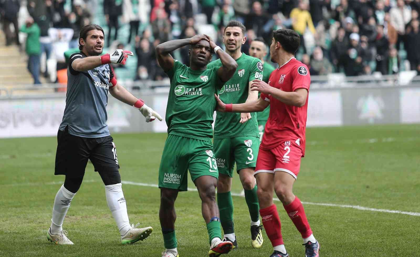 Bursaspor’da Thievy Bifouma süresiz kadro dışı bırakıldı Bursaspor Kulübü, Thievy Bifouma’yı disiplinsiz davranışları nedeniyle, teknik ekibin raporu doğrultusunda süresiz kadro dışı bıraktığını ...
