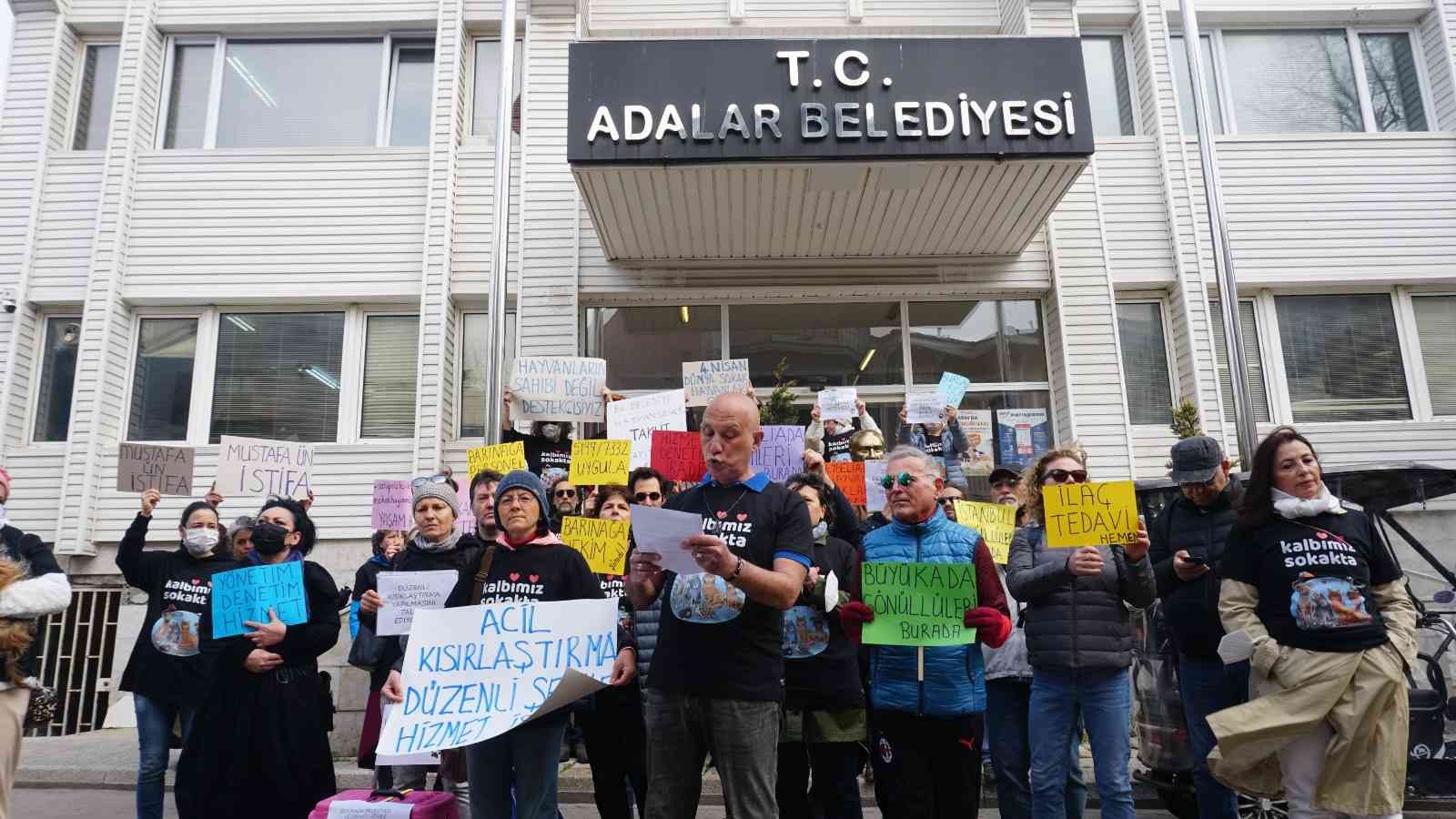 Büyükada’da ‘4 Nisan Dünya Sokak Hayvanları Günü’ dolayısıyla Adalar Belediyesi binasının önünde toplanan hayvanseverler, veterinerlik ...
