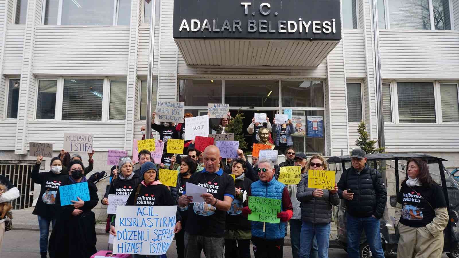 Büyükada’da ‘4 Nisan Dünya Sokak Hayvanları Günü’ dolayısıyla Adalar Belediyesi binasının önünde toplanan hayvanseverler, veterinerlik ...