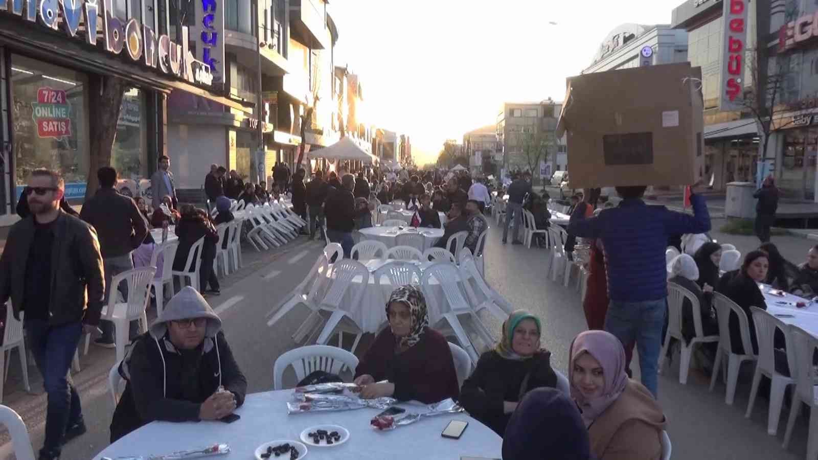 Caddeyi trafiğe kapattılar, 12 bin kişi aynı sofrada iftar yaptı Bursa’da bebe konfeksiyoncularının bulunduğu Vişne Caddesi’nde 12 bin kişinin katıldığı iftar sofrası kuruldu. 3 kilometrelik yol güzergahında ...
