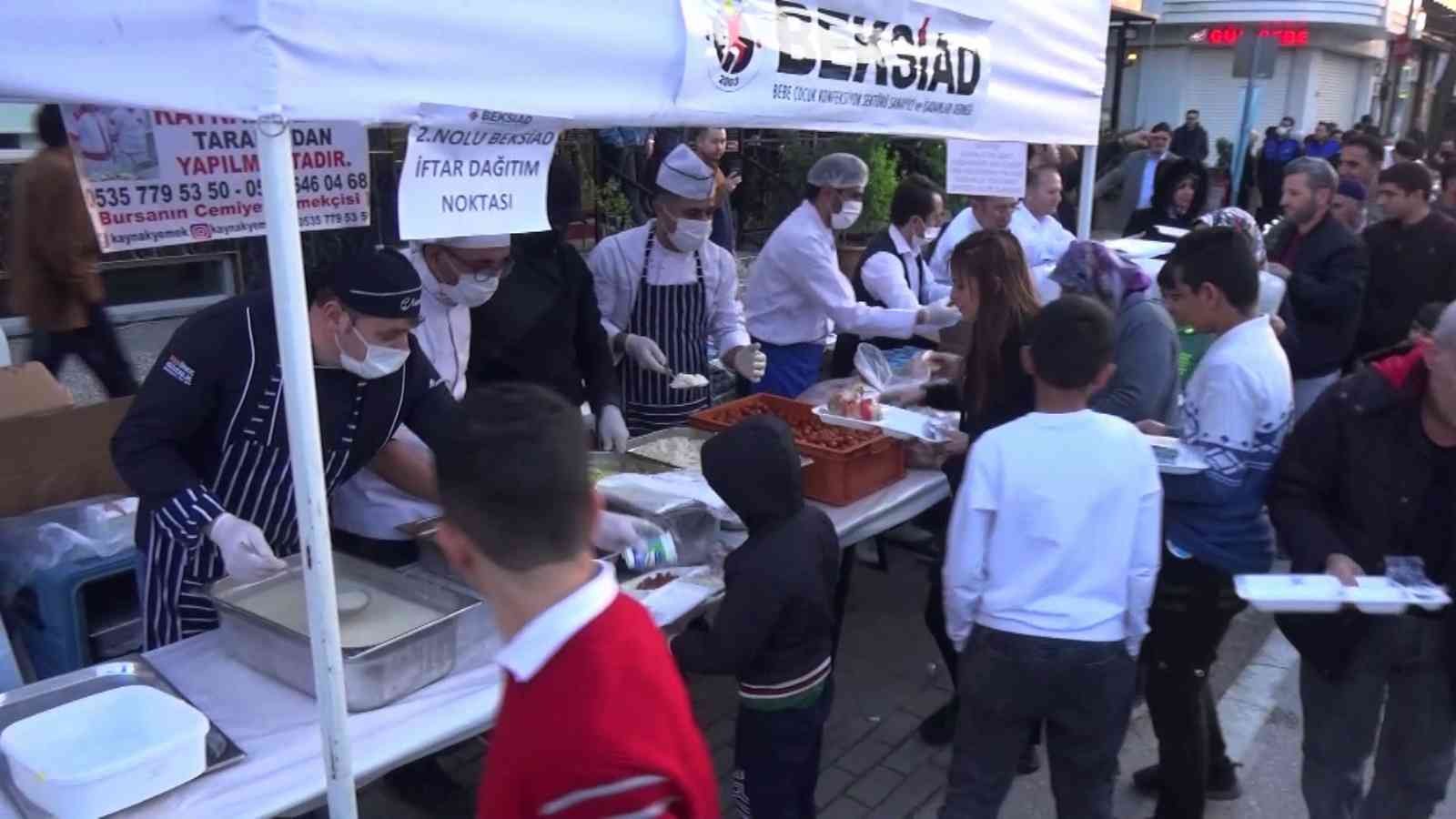 Caddeyi trafiğe kapattılar, 12 bin kişi aynı sofrada iftar yaptı Bursa’da bebe konfeksiyoncularının bulunduğu Vişne Caddesi’nde 12 bin kişinin katıldığı iftar sofrası kuruldu. 3 kilometrelik yol güzergahında ...