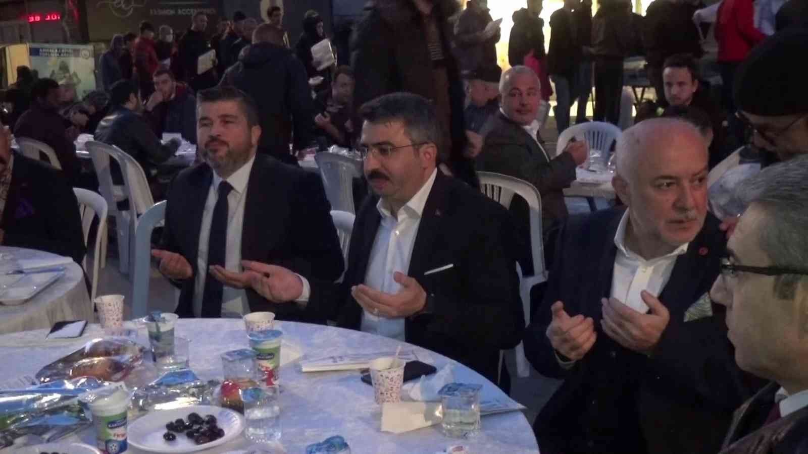 Caddeyi trafiğe kapattılar, 12 bin kişi aynı sofrada iftar yaptı Bursa’da bebe konfeksiyoncularının bulunduğu Vişne Caddesi’nde 12 bin kişinin katıldığı iftar sofrası kuruldu. 3 kilometrelik yol güzergahında ...