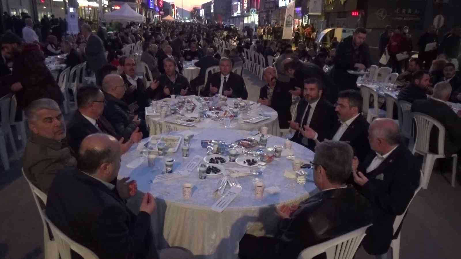Caddeyi trafiğe kapattılar, 12 bin kişi aynı sofrada iftar yaptı Bursa’da bebe konfeksiyoncularının bulunduğu Vişne Caddesi’nde 12 bin kişinin katıldığı iftar sofrası kuruldu. 3 kilometrelik yol güzergahında ...