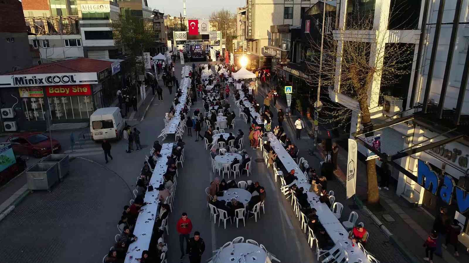 Caddeyi trafiğe kapattılar, 12 bin kişi aynı sofrada iftar yaptı Bursa’da bebe konfeksiyoncularının bulunduğu Vişne Caddesi’nde 12 bin kişinin katıldığı iftar sofrası kuruldu. 3 kilometrelik yol güzergahında ...