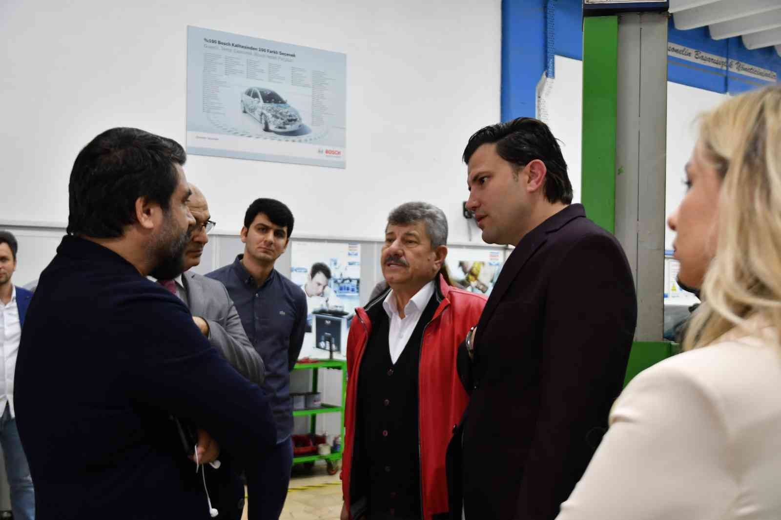 Otomobil dönüşüm sektörü için duayen kabul edilen Erbakan Malkoç, Bursa’da gençlerle ve iş dünyasıyla buluştu. Verdiği bilgilerle gençler ...