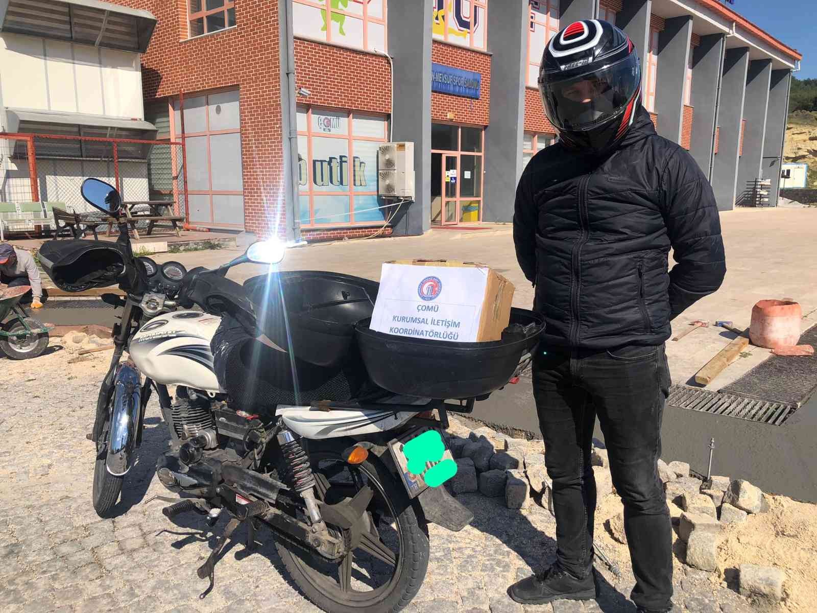 Çanakkale 1915 MotoKuryeler Derneği’nden ÇOMÜ’ye destek Çanakkale Onsekiz Mart Üniversitesi (ÇOMÜ), Kurumsal İletişim Koordinatörlüğü Sosyal Sorumluluk Birimi, ihtiyaç sahibi ailelere ramazan kolisi ...