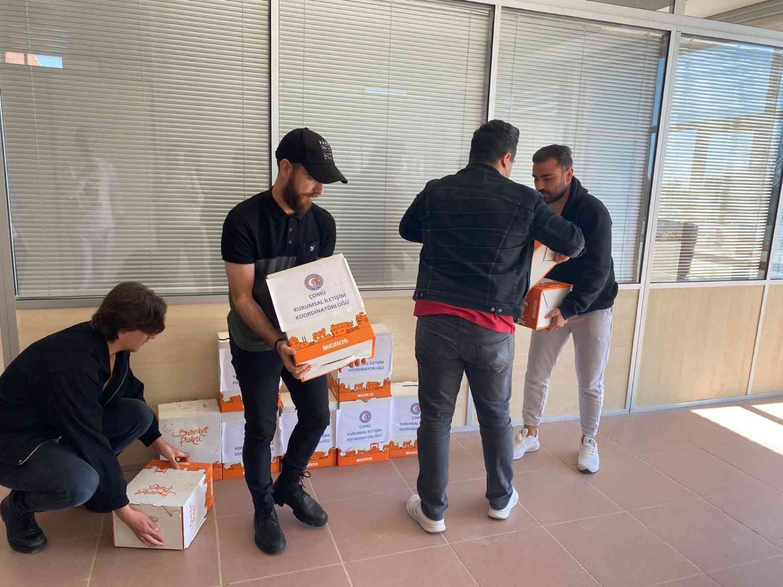 Çanakkale 1915 MotoKuryeler Derneği’nden ÇOMÜ’ye destek Çanakkale Onsekiz Mart Üniversitesi (ÇOMÜ), Kurumsal İletişim Koordinatörlüğü Sosyal Sorumluluk Birimi, ihtiyaç sahibi ailelere ramazan kolisi ...