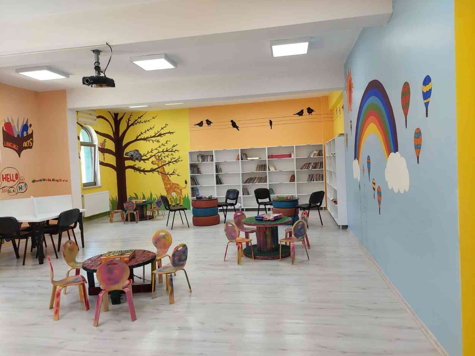 Çanakkale’de atıl malzemelerle geri dönüşüm kütüphanesi kuruldu Çanakkale’nin Biga ilçesinde bulunan Fatih İlkokulu öğretmenleri atıl durumdaki araç lastiği ve tahta kasaların da aralarında bulunduğu ...