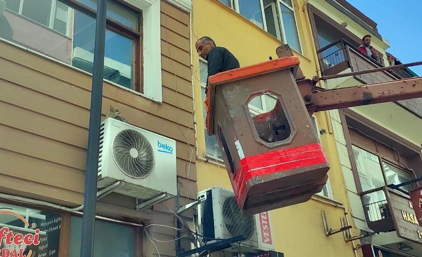 Çanakkale’de kedi kurtarma operasyonu Çanakkale’de bir köftecinin klima ünitesinin üstünde mahsur kalan kedi, belediye ekipleri tarafından kurtarıldı. Çanakkale’de Kemalpaşa ...