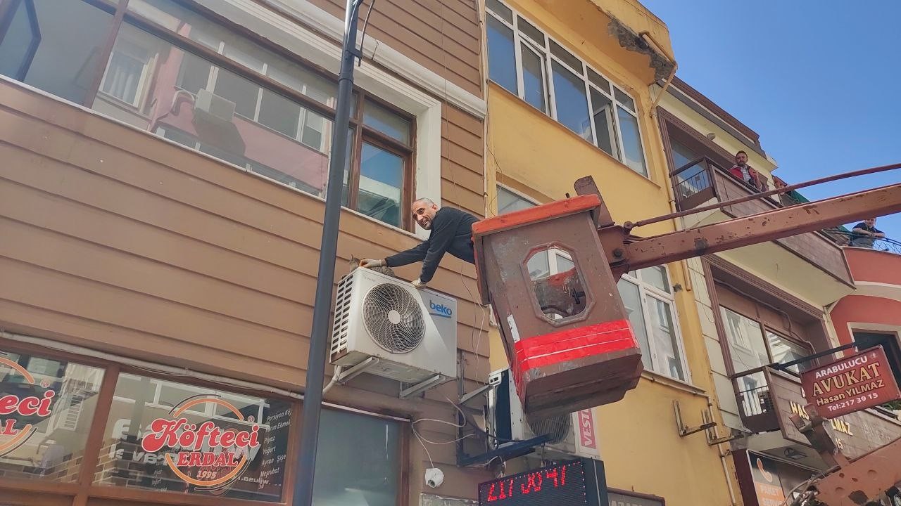 Çanakkale’de kedi kurtarma operasyonu Çanakkale’de bir köftecinin klima ünitesinin üstünde mahsur kalan kedi, belediye ekipleri tarafından kurtarıldı. Çanakkale’de Kemalpaşa ...