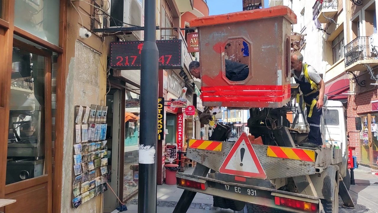 Çanakkale’de kedi kurtarma operasyonu Çanakkale’de bir köftecinin klima ünitesinin üstünde mahsur kalan kedi, belediye ekipleri tarafından kurtarıldı. Çanakkale’de Kemalpaşa ...