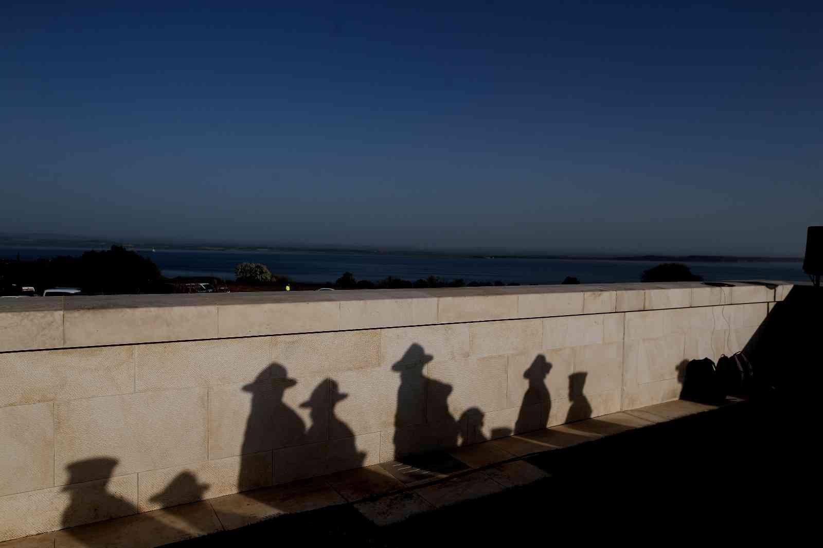 Çanakkale Kara Savaşları’nın 107. yılı dolayısıyla Gelibolu Yarımadası’ndaki Cape Helles İngiliz Anıtı’nda tören düzenlendi. Birleşik Krallık ...