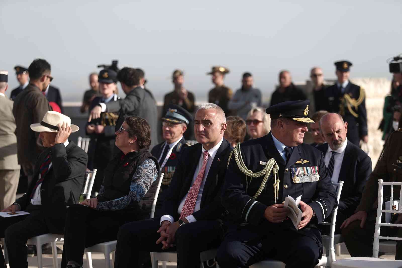 Çanakkale Kara Savaşları’nın 107. yılı dolayısıyla Gelibolu Yarımadası’ndaki Cape Helles İngiliz Anıtı’nda tören düzenlendi. Birleşik Krallık ...