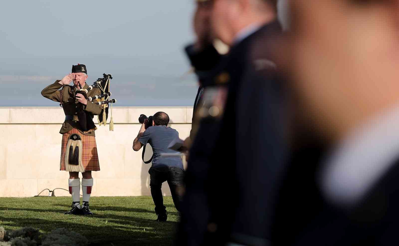 Çanakkale Kara Savaşları’nın 107. yılı dolayısıyla Gelibolu Yarımadası’ndaki Cape Helles İngiliz Anıtı’nda tören düzenlendi. Birleşik Krallık ...