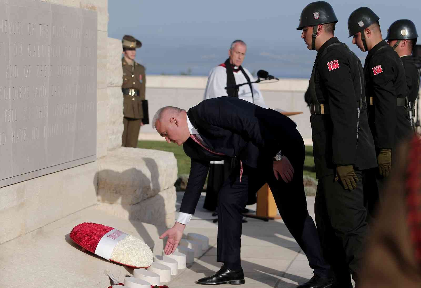 Çanakkale Kara Savaşları’nın 107. yılı dolayısıyla Gelibolu Yarımadası’ndaki Cape Helles İngiliz Anıtı’nda tören düzenlendi. Birleşik Krallık ...