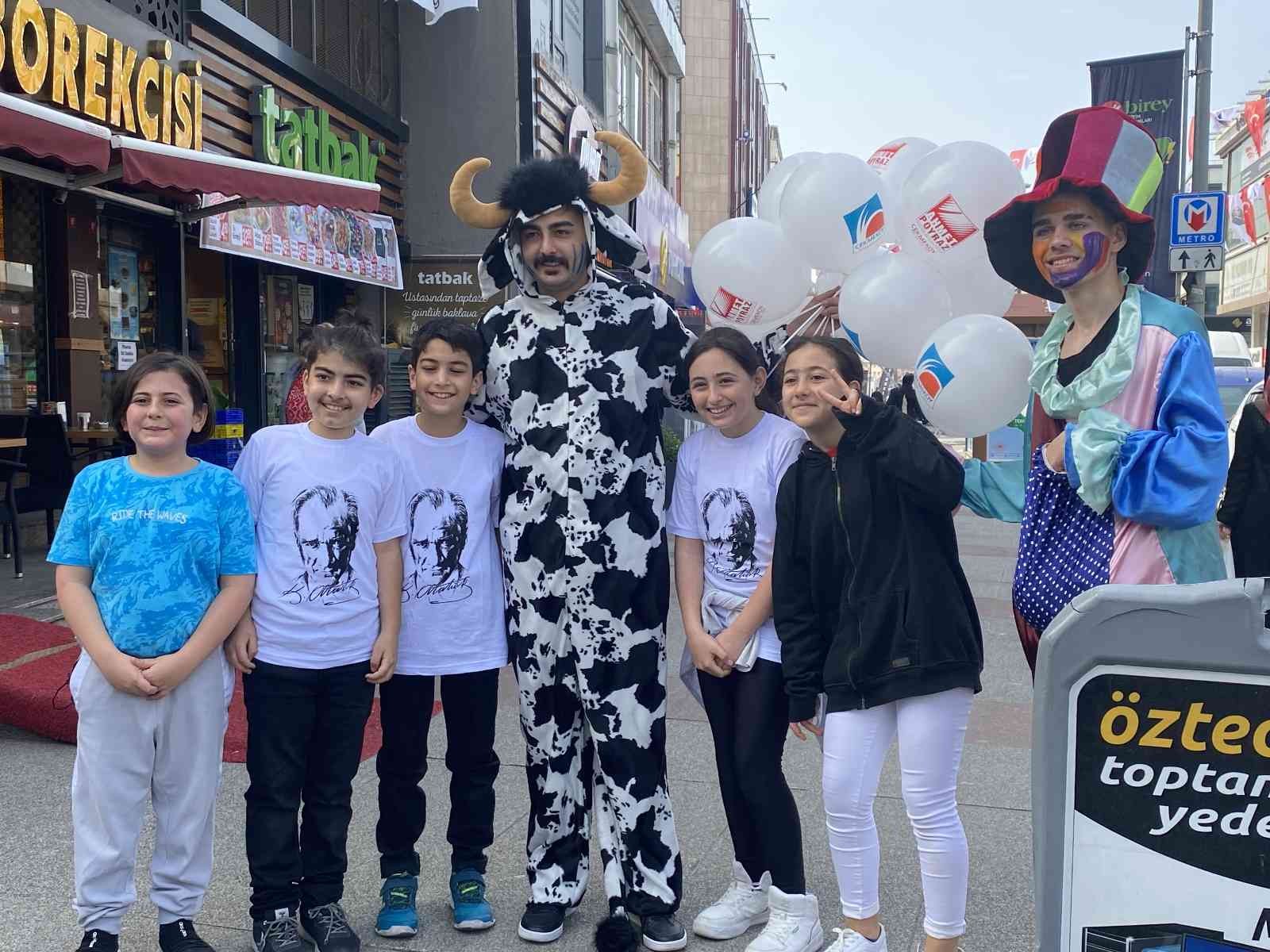 Çekmeköy’de 23 Nisan coşkusu cadde ve sokaklara taşındı Çekmeköy’de 23 Nisan Ulusal Egemenlik ve Çocuk Bayramı coşkusu sokaklara taşındı. Belediye ekipleri, sokaklarda, caddelerde, parklarda, çocuklara ...