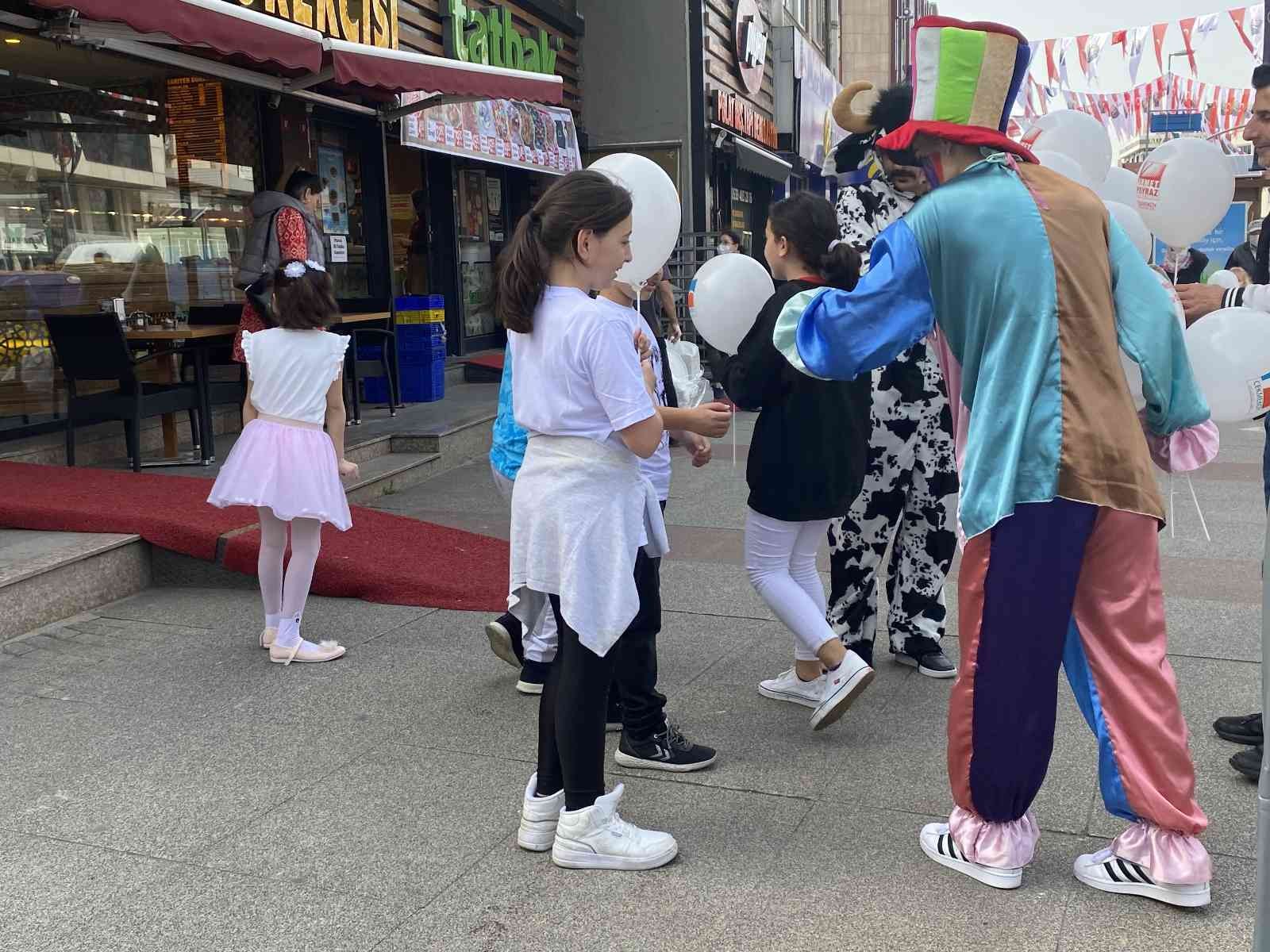 Çekmeköy’de 23 Nisan coşkusu cadde ve sokaklara taşındı Çekmeköy’de 23 Nisan Ulusal Egemenlik ve Çocuk Bayramı coşkusu sokaklara taşındı. Belediye ekipleri, sokaklarda, caddelerde, parklarda, çocuklara ...