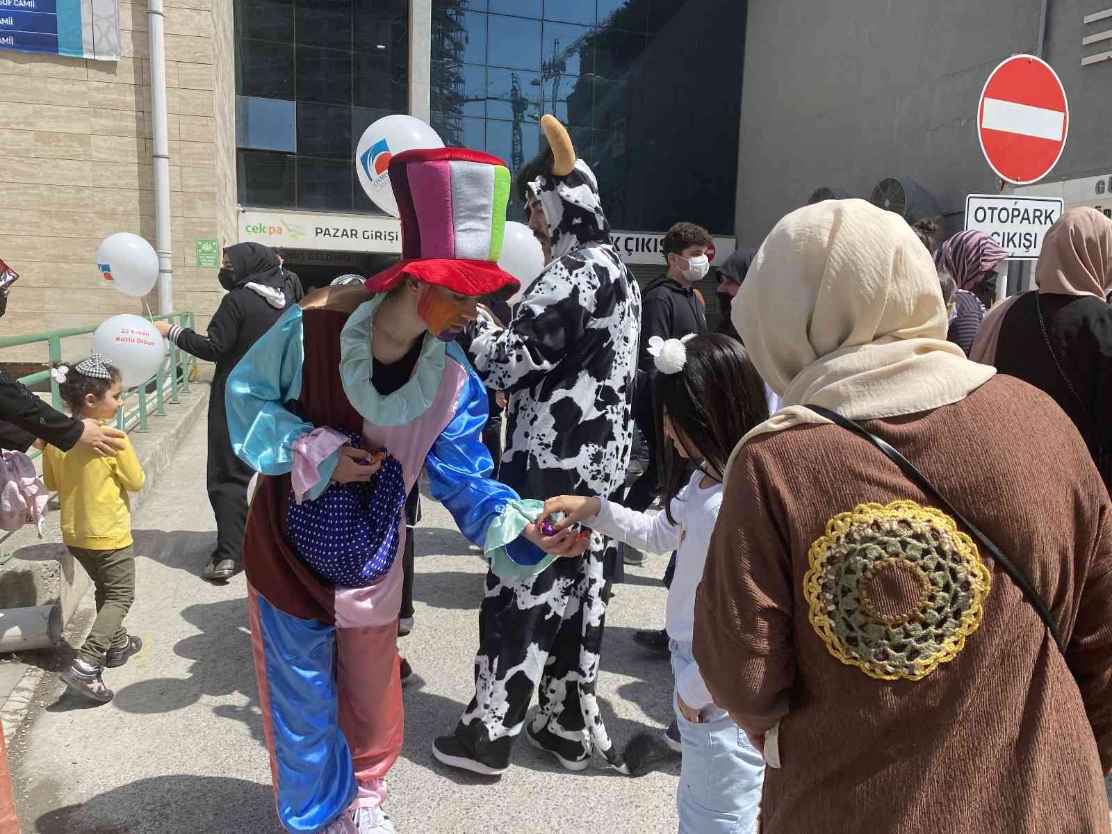 Çekmeköy’de 23 Nisan coşkusu cadde ve sokaklara taşındı Çekmeköy’de 23 Nisan Ulusal Egemenlik ve Çocuk Bayramı coşkusu sokaklara taşındı. Belediye ekipleri, sokaklarda, caddelerde, parklarda, çocuklara ...