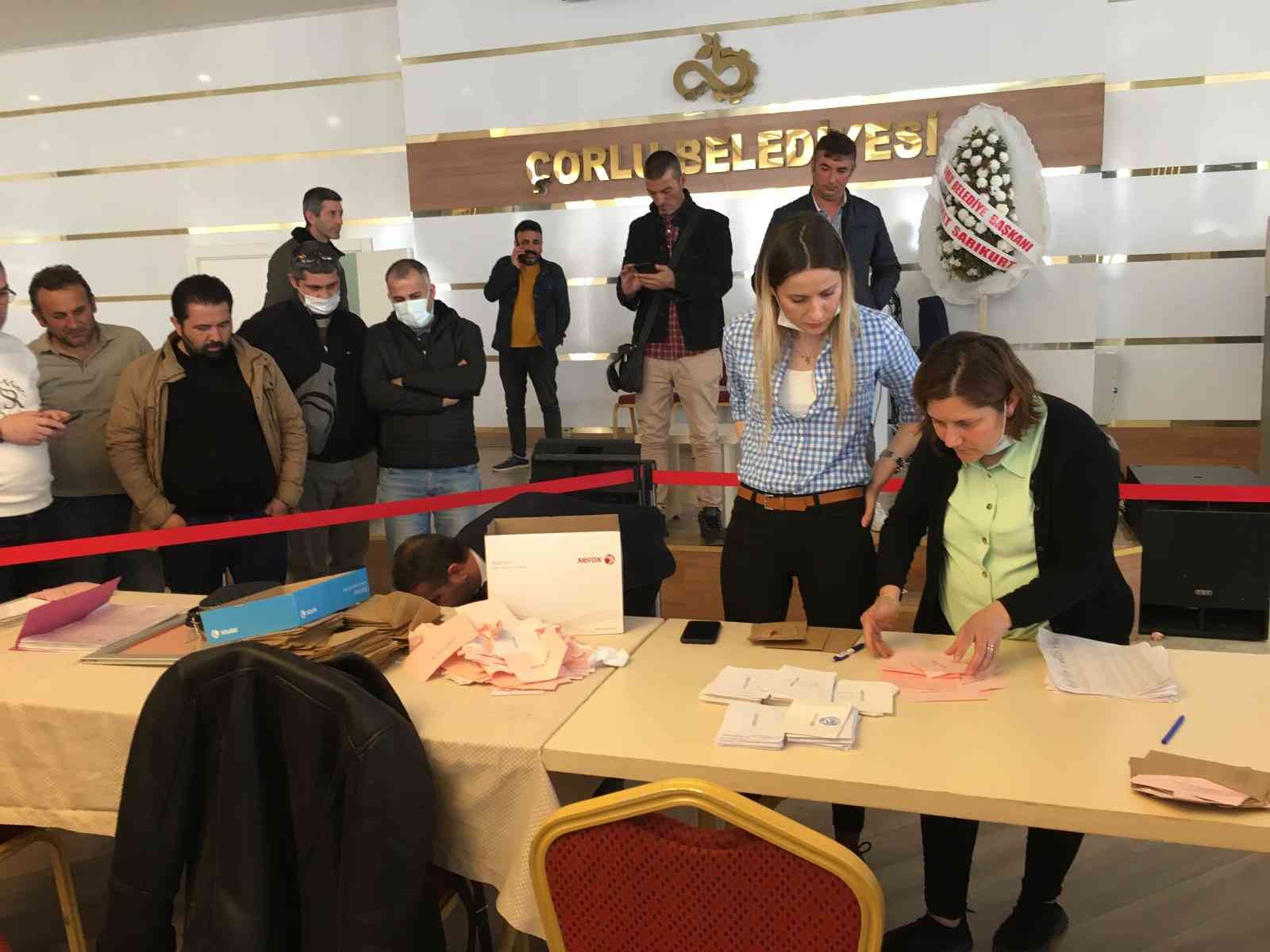 CHP’li belediyede grev kapıda Tekirdağ’ın Çorlu ilçesinde sendikanın aldığı grev kararını belediyenin kapısına asan belediye işçileri grev oylamasında da evet oyu kullandı ...