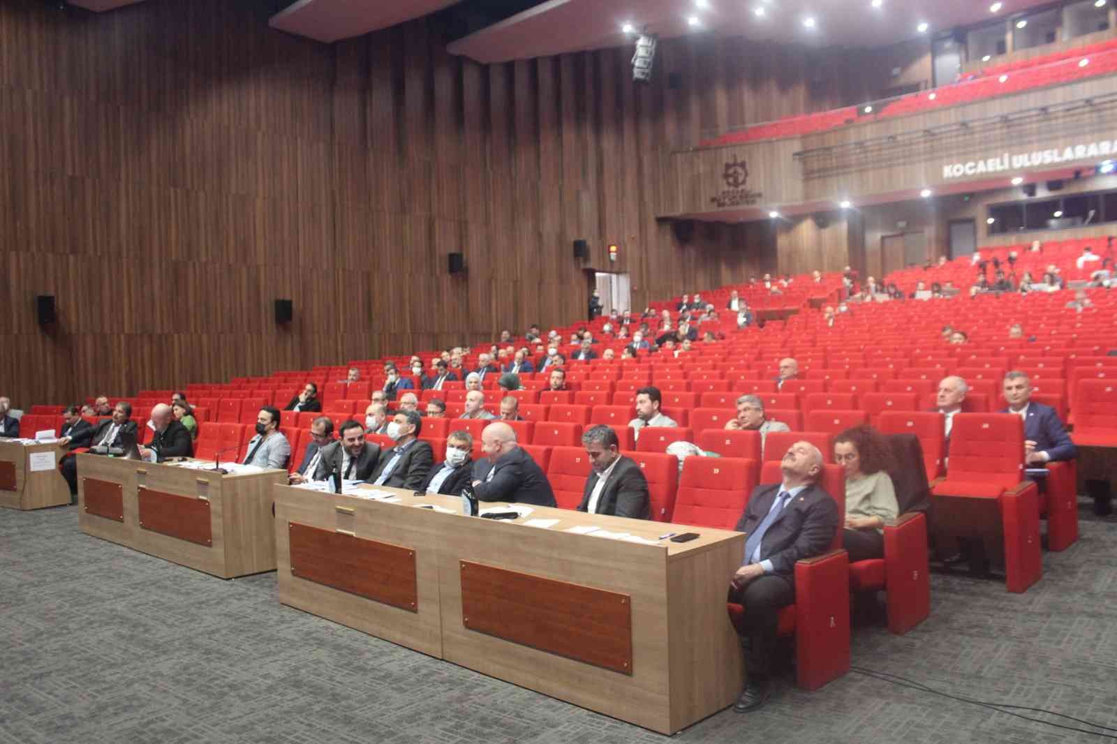 Kocaeli Büyükşehir Belediyesi Nisan ayı meclis toplantısı birinci oturumunda, CHP’li Meclis Üyesi Mehmet Nuri Paşa, doğrudan teminle alınan bir ...