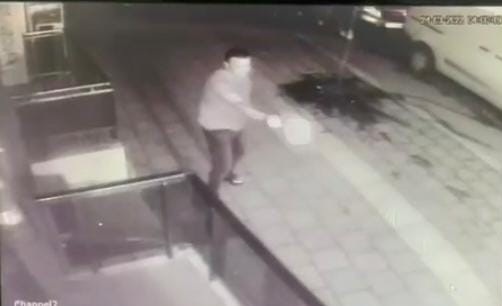 Cinayet zanlısının barını alev alev kundakladılar Bursa’da geçtiğimiz günlerde barın önünde iki kişi arasında yaşanan silahlı kavganın ardından bir kişi ağır yaralandı, bir kişi de hayatını ...