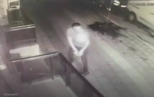 Cinayet zanlısının barını alev alev kundakladılar Bursa’da geçtiğimiz günlerde barın önünde iki kişi arasında yaşanan silahlı kavganın ardından bir kişi ağır yaralandı, bir kişi de hayatını ...