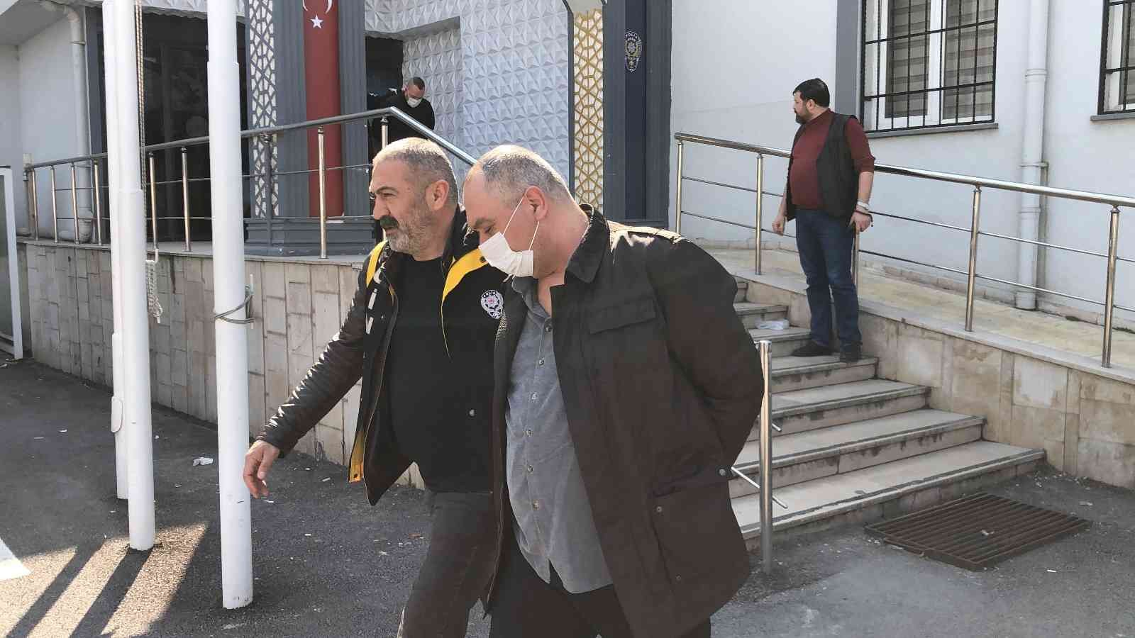 Cinayet zanlısının barını alev alev kundakladılar Bursa’da geçtiğimiz günlerde barın önünde iki kişi arasında yaşanan silahlı kavganın ardından bir kişi ağır yaralandı, bir kişi de hayatını ...