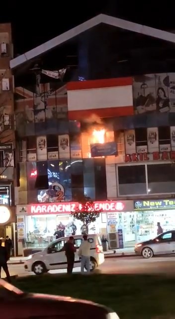 Cinayet zanlısının barını alev alev kundakladılar Bursa’da geçtiğimiz günlerde barın önünde iki kişi arasında yaşanan silahlı kavganın ardından bir kişi ağır yaralandı, bir kişi de hayatını ...