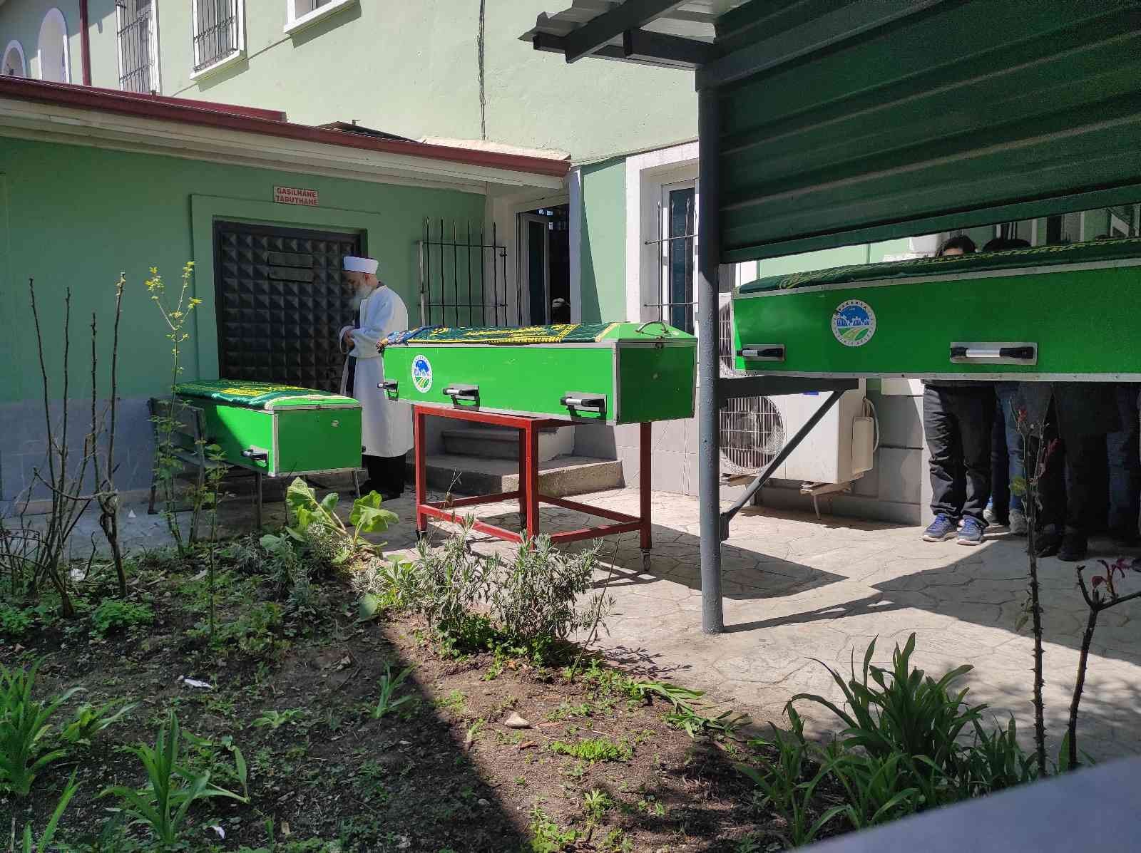 Cinayete kurban giden aile son yolculuğuna uğurlandı Sakarya’nın Serdivan ilçesinde tapu meselesi yüzünden cinayete kurban giden 3 kişi, geniş güvenlik önlemleriyle kılınan cenaze namazı sonrasında ...