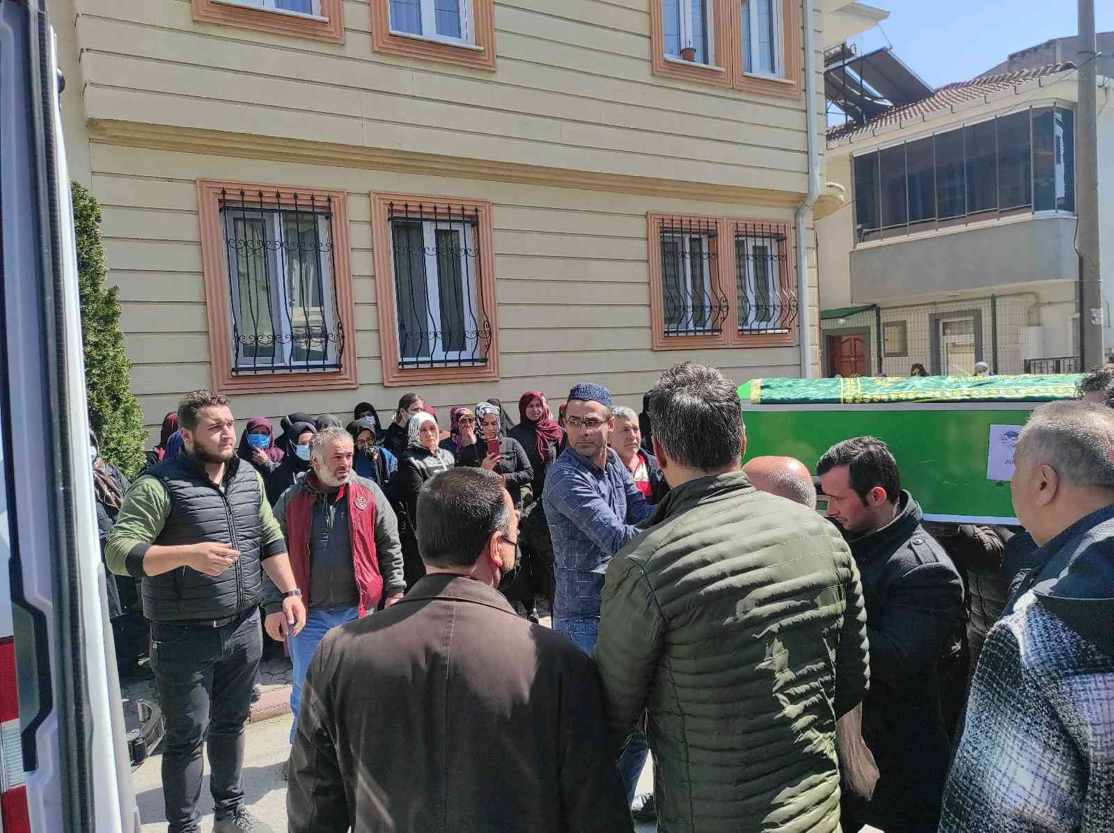 Cinayete kurban giden aile son yolculuğuna uğurlandı Sakarya’nın Serdivan ilçesinde tapu meselesi yüzünden cinayete kurban giden 3 kişi, geniş güvenlik önlemleriyle kılınan cenaze namazı sonrasında ...