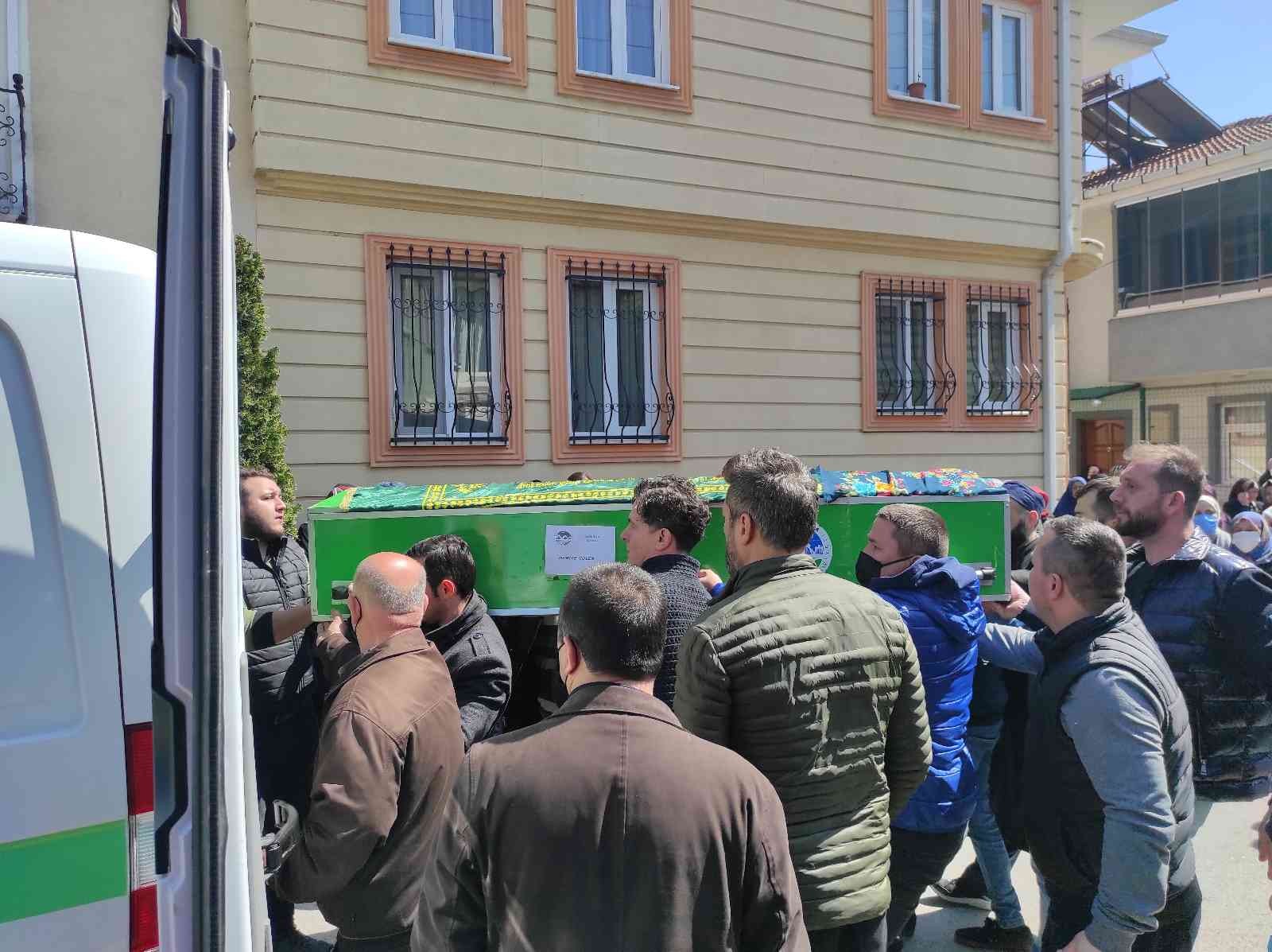 Cinayete kurban giden aile son yolculuğuna uğurlandı Sakarya’nın Serdivan ilçesinde tapu meselesi yüzünden cinayete kurban giden 3 kişi, geniş güvenlik önlemleriyle kılınan cenaze namazı sonrasında ...