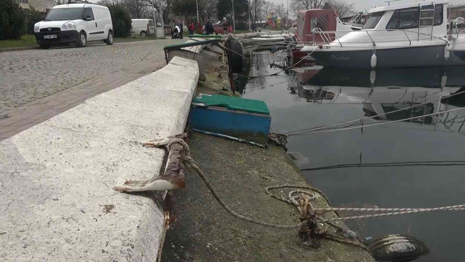 Çöken barınağa Yalova Belediyesi’nin parası yetmedi, DLH’nın yapması bekleniyor Yalova Belediyesi tarafından bütçesinin yetersiz olması gerekçisiyle yapılamayan Merkez Balıkçı Barınağı’ndaki yaşanan çökme vatandaşlar ve ...
