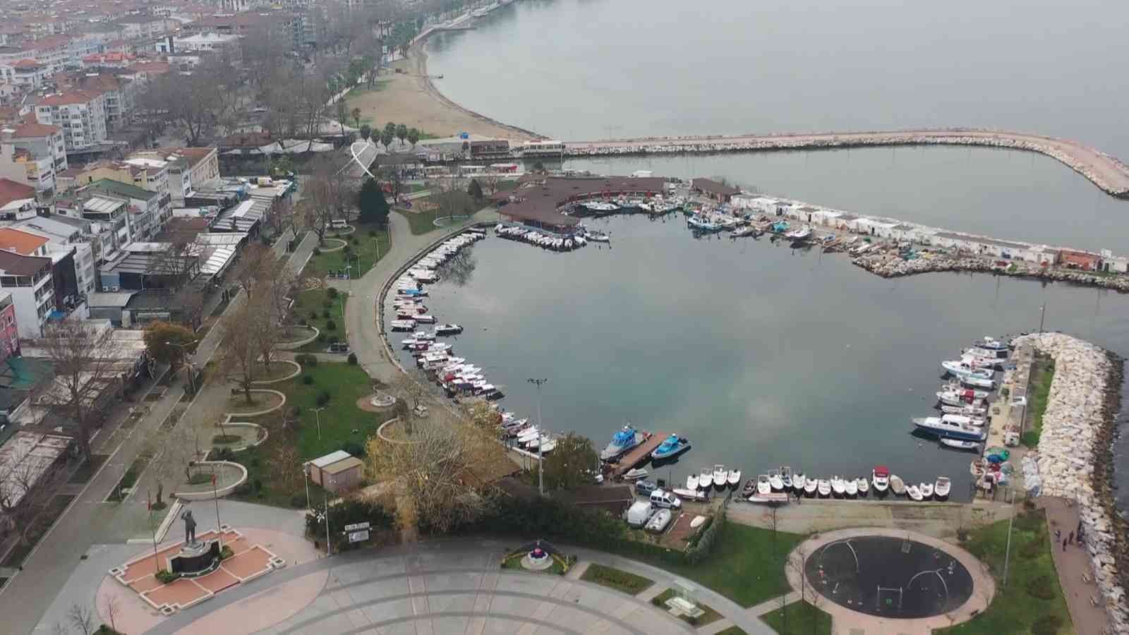 Yalova Belediyesi tarafından bütçesinin yetersiz olması gerekçisiyle yapılamayan Merkez Balıkçı Barınağı’ndaki yaşanan çökme vatandaşlar ve ...