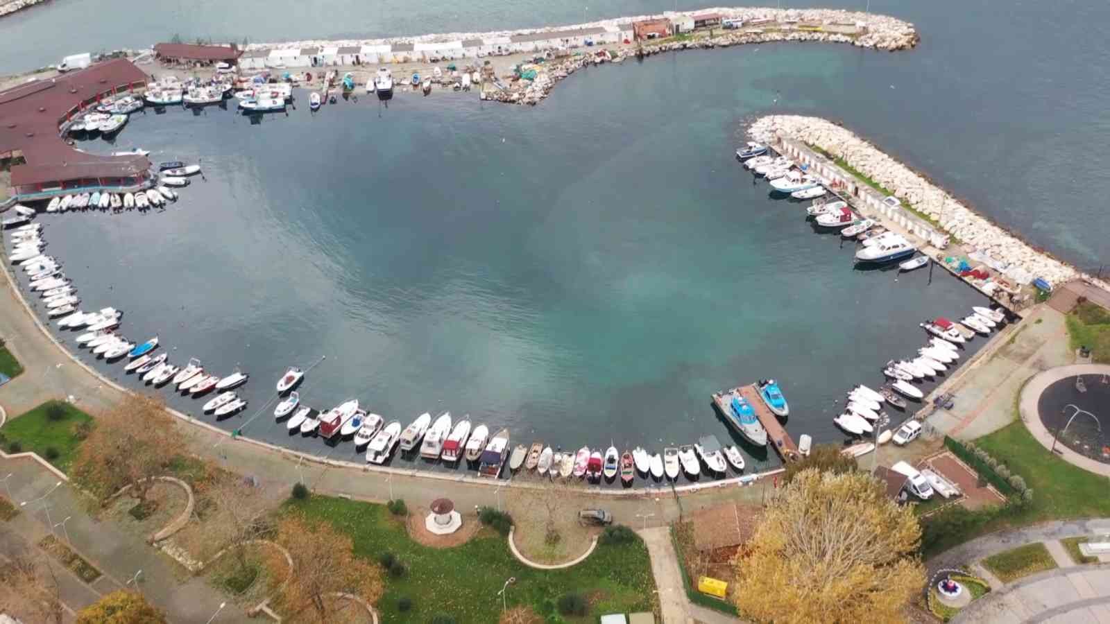 Yalova Belediyesi tarafından bütçesinin yetersiz olması gerekçisiyle yapılamayan Merkez Balıkçı Barınağı’ndaki yaşanan çökme vatandaşlar ve ...