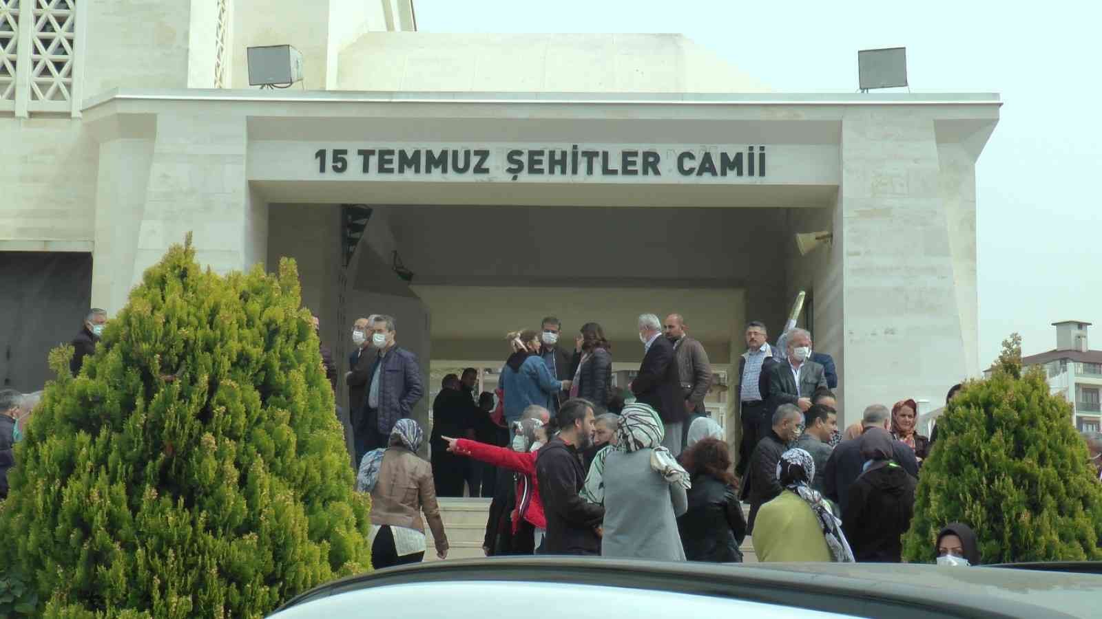 Cumhuriyet Savcısı Mustafa Ramazan Günaydın, Pendik’te son yolculuğuna uğurlandı Karaciğer yetmezliği nedeniyle hayatını kaybeden Cumhuriyet Savcısı Mustafa Ramazan Günaydın Pendik’te son yolculuğuna uğurlandı. Günaydın’ın ...