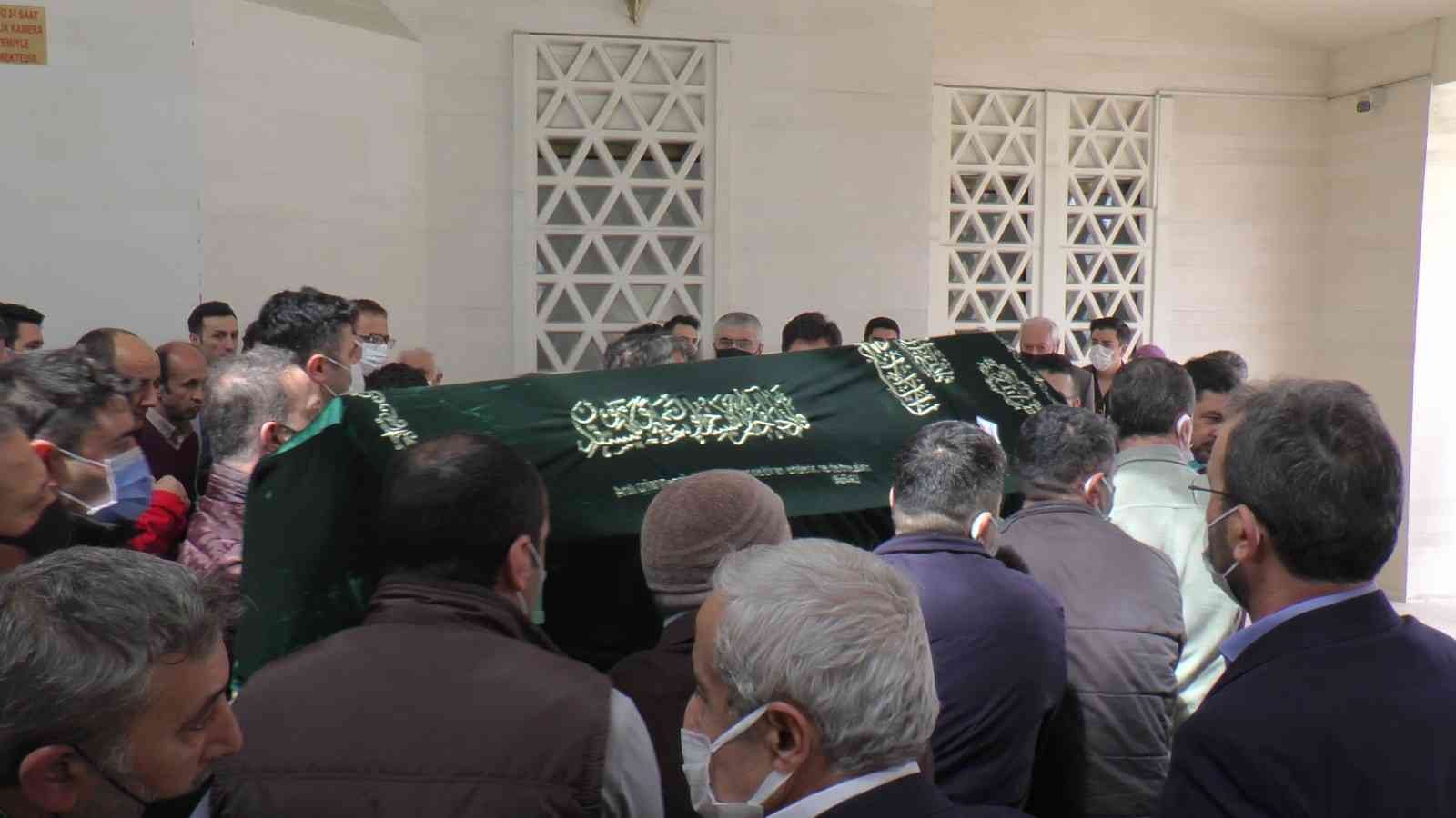 Cumhuriyet Savcısı Mustafa Ramazan Günaydın, Pendik’te son yolculuğuna uğurlandı Karaciğer yetmezliği nedeniyle hayatını kaybeden Cumhuriyet Savcısı Mustafa Ramazan Günaydın Pendik’te son yolculuğuna uğurlandı. Günaydın’ın ...