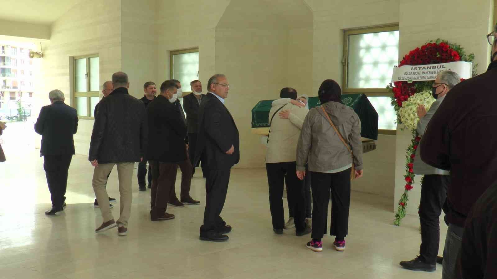 Cumhuriyet Savcısı Mustafa Ramazan Günaydın, Pendik’te son yolculuğuna uğurlandı Karaciğer yetmezliği nedeniyle hayatını kaybeden Cumhuriyet Savcısı Mustafa Ramazan Günaydın Pendik’te son yolculuğuna uğurlandı. Günaydın’ın ...