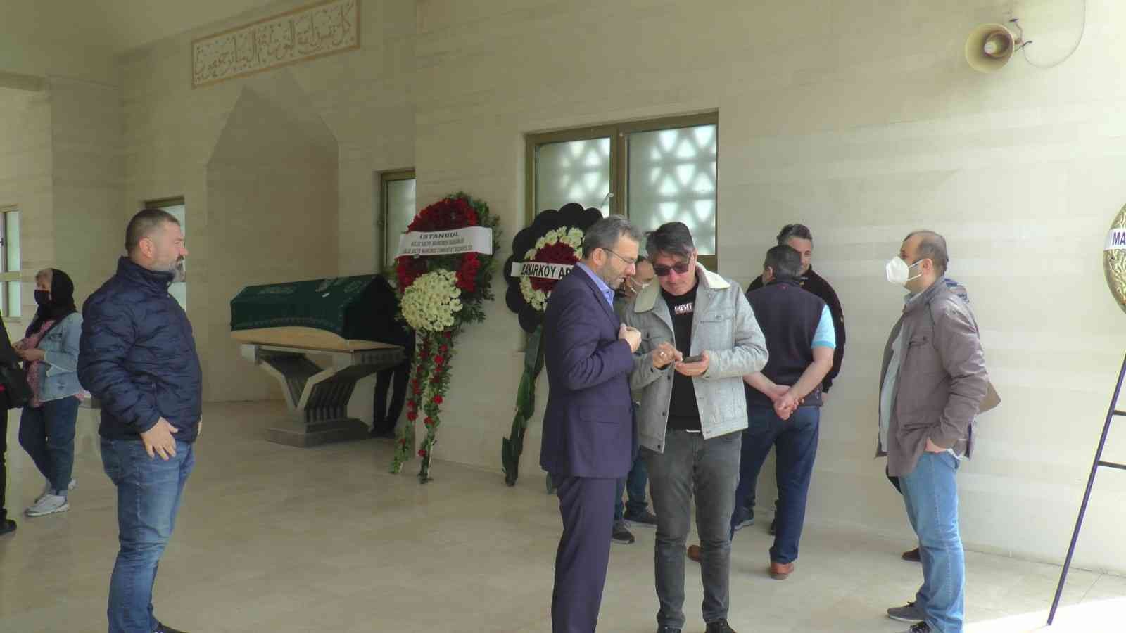 Cumhuriyet Savcısı Mustafa Ramazan Günaydın, Pendik’te son yolculuğuna uğurlandı Karaciğer yetmezliği nedeniyle hayatını kaybeden Cumhuriyet Savcısı Mustafa Ramazan Günaydın Pendik’te son yolculuğuna uğurlandı. Günaydın’ın ...